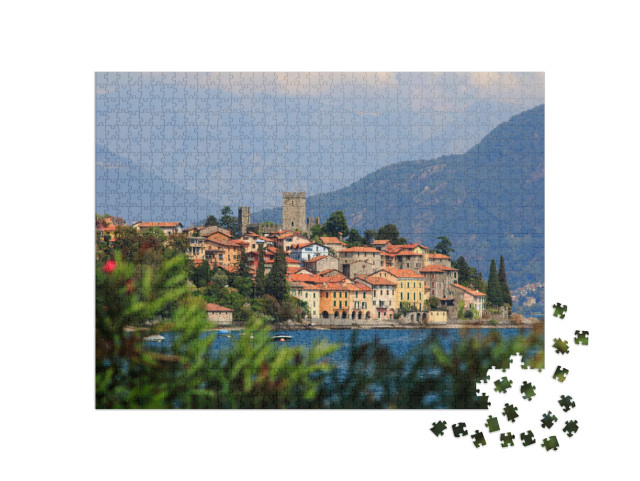 Puzzel 1000 stukjes „San Siro aan het Comomeer met het kasteel en de oude vesting van Rezzonico“