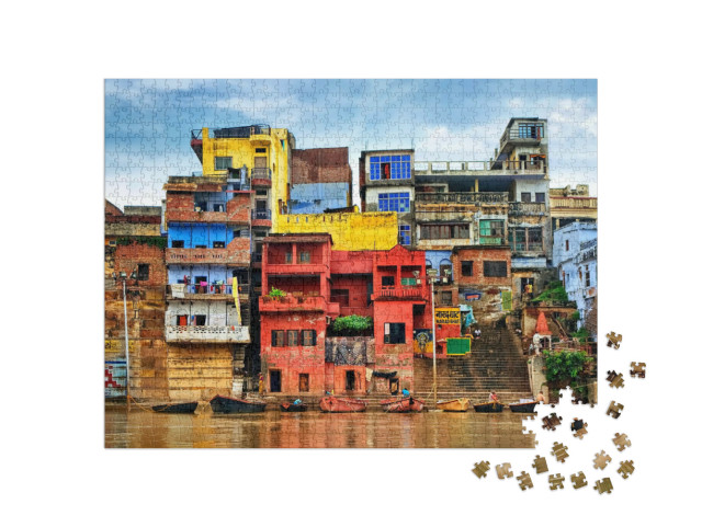Puzzel 1000 stukjes „Net een andere wereld: kleurrijke huizen aan de rivier de Ganges, Varanasi, India“