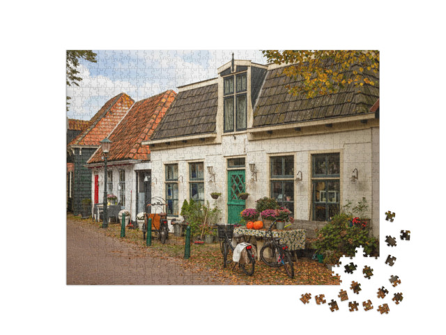 Puzzel 1000 stukjes „Kleine straat met oude pittoreske huizen in het centrum van Den Burg op het Waddeneiland Texel“