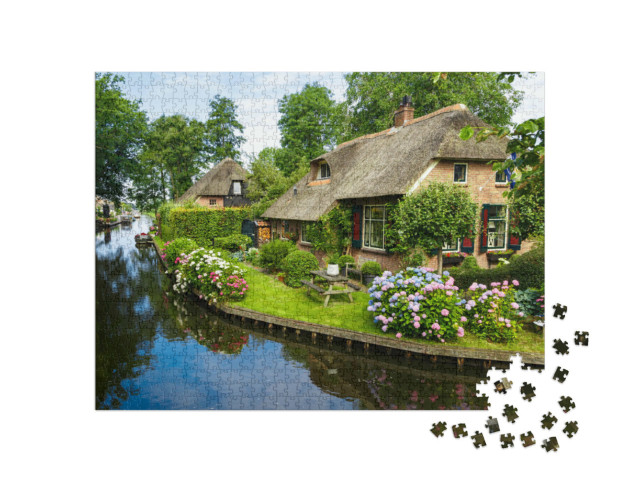 Puzzel 1000 stukjes „Giethoorn met grachten en rustieke rietgedekte huizen in een boerderijenwijk“