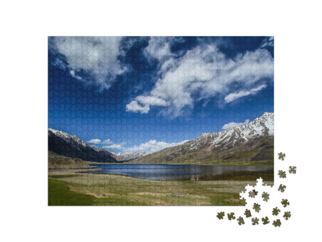 Puzzel 1000 stukjes „Prachtig meer omringd door bergen in de Shandur Vallei, Pakistan“