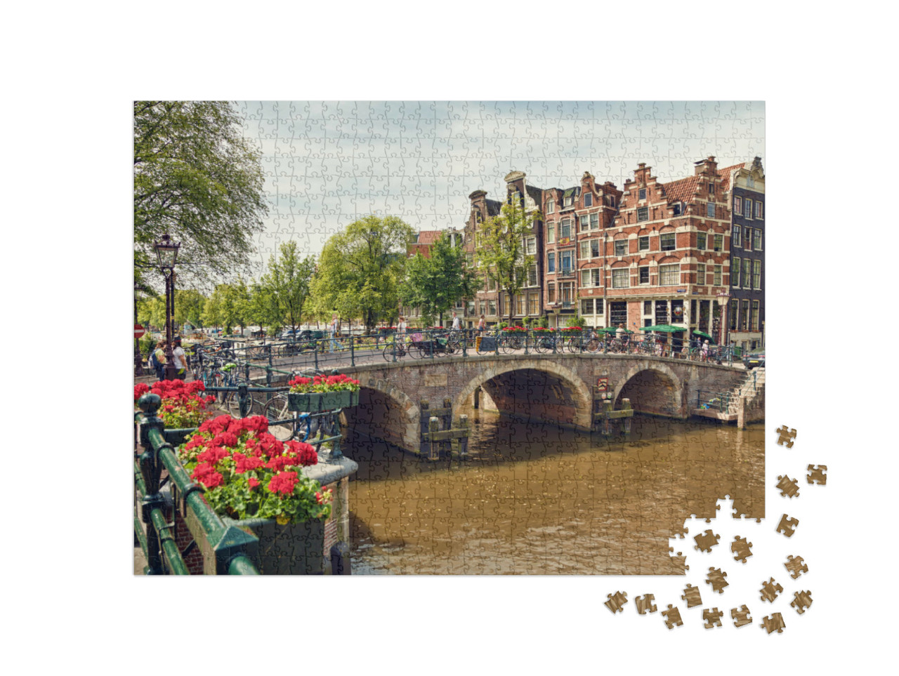 Puzzel 1000 stukjes „Drievoudige boogbrug in Amsterdam met geraniumbloesems tussen de grachten“