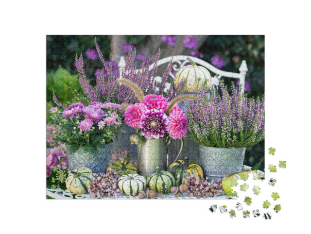 Puzzel 1000 stukjes „Tuindecoratie van roze dahlia's, herfstbloemen en pompoenen“