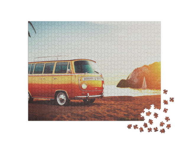 Puzzel 1000 stukjes „Retro bus op het strand bij zonsondergang“
