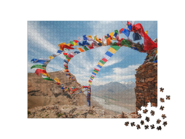 Puzzel 1000 stukjes „Typische kleurrijke Tibetaanse mantravlaggen wapperen in de wind, Tibet“