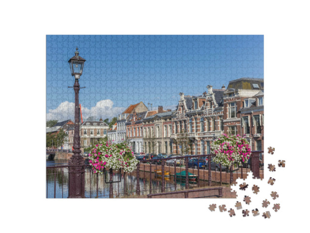 Puzzel 1000 stukjes „Brug met bloemen in het historische centrum van Haarlem, Nederland“