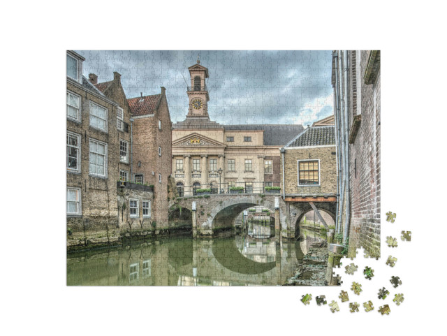 Puzzel 1000 stukjes „Kanaal met oude huizen direct aan het water in Dordrecht, Nederland“