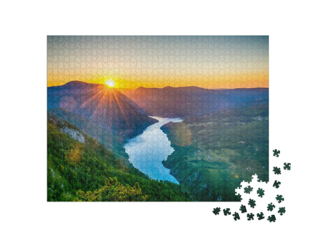 Puzzel 1000 stukjes „Uitkijkpunt Banjska stena, berg Tara, Servië met zonsondergang“
