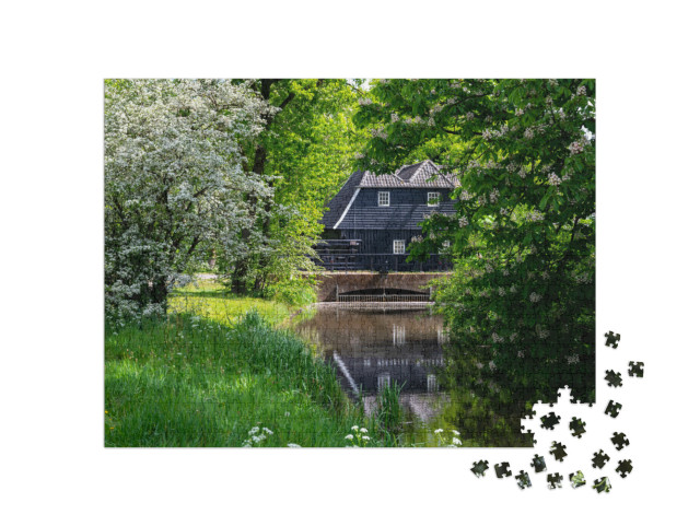 Puzzel 1000 stukjes „Voorjaarsbloesem in een groen park met een oude watermolen in het centrum van Eindhoven, Noord-Brabant“