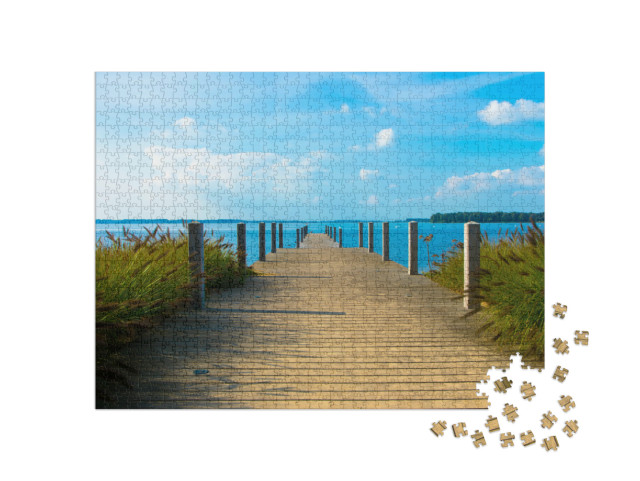 Puzzel 1000 stukjes „Houten brug met houten palen, recreatiegebied aan het Veluwemeer bij Nunspeet, Gelderland“