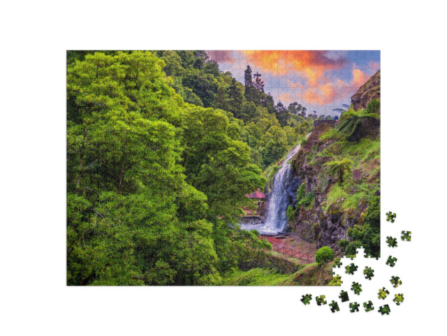 Puzzel 1000 stukjes „Waterval in het Parque Natural Da Ribeira Dos Caldeiroes, Azoren, Portugal“