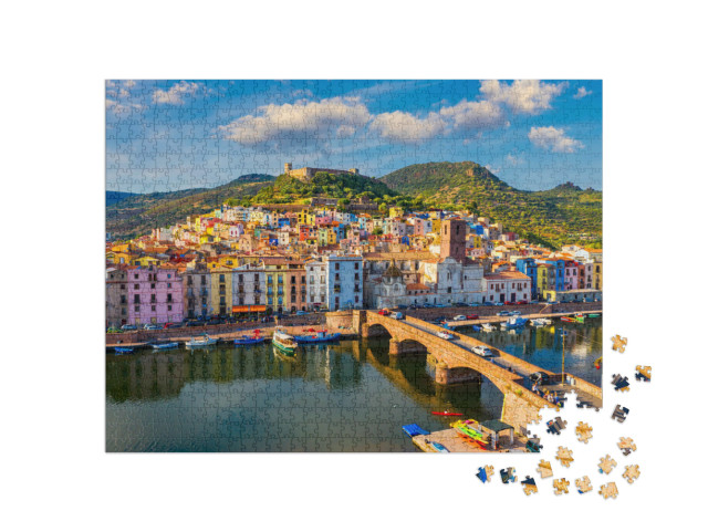 Puzzel 1000 stukjes „Luchtfoto van het dorp Bosa met kleurrijke huizen, Sardinië“
