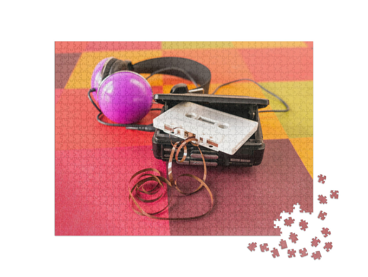 Puzzel 1000 stukjes „Retro walkman, koptelefoon en cassette met uitgetrokken bandje“