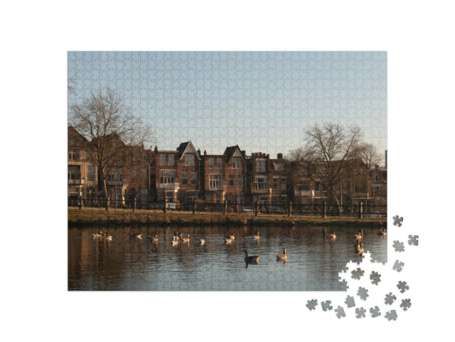 Puzzel 1000 stukjes „Oude typische huizen voor eenden en ganzen die zwemmen in het Sonsbeekpark in Arnhem“