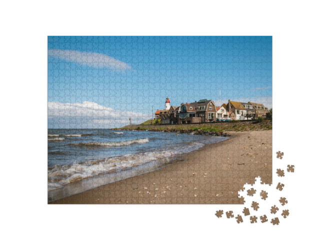 Puzzel 1000 stukjes „Klein vissersdorp Urk met kleurrijke vuurtoren aan het Ijsselmeer, Flevoland“