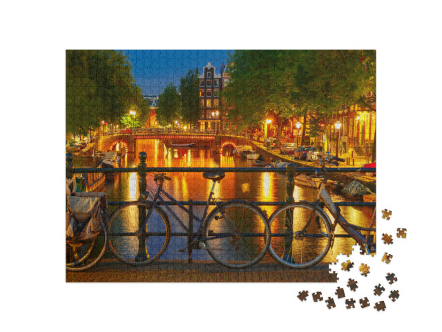 Puzzel 1000 stukjes „Nachtelijke verlichting van de Amsterdamse gracht en brug“