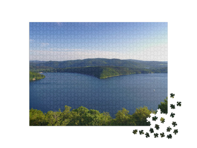 Puzzel 1000 stukjes „Uitzicht op de Edersee met bos vanaf kasteel Waldeck, Hessen“