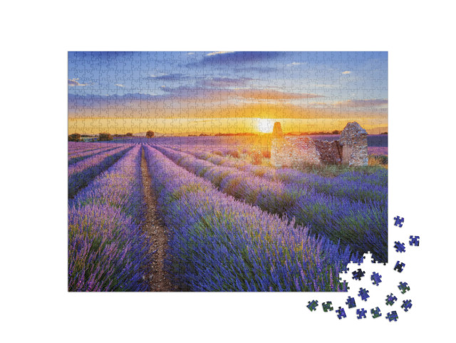 Puzzel 1000 stukjes „Paarse droom: zonsondergang boven een lavendelveld in Valensole, Provence“