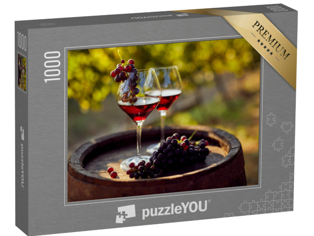 Puzzel 1000 stukjes „Twee glazen rode wijn met een fles op een houten vat“