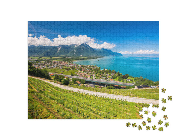 Puzzel 1000 stukjes „Uitzicht op Villeneuve met de Zwitserse Alpen, het meer van Genève en wijngaarden“