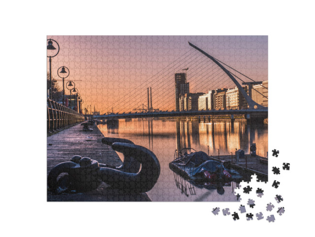 Puzzel 1000 stukjes „Zonsopgang in Dublin, Samuel Backett Bridge, rivier de Liffey, Ierland“