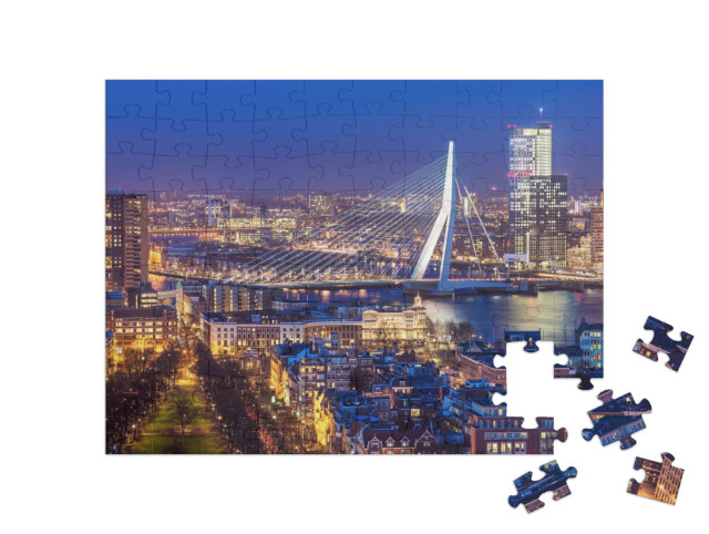 Puzzel 100 stukjes „Skyline van Rotterdam met Erasmusbrug, Nederland“