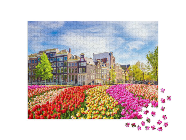 Puzzel 1000 stukjes „Prachtige oude gebouwen en tulpen in Amsterdam, Nederland“