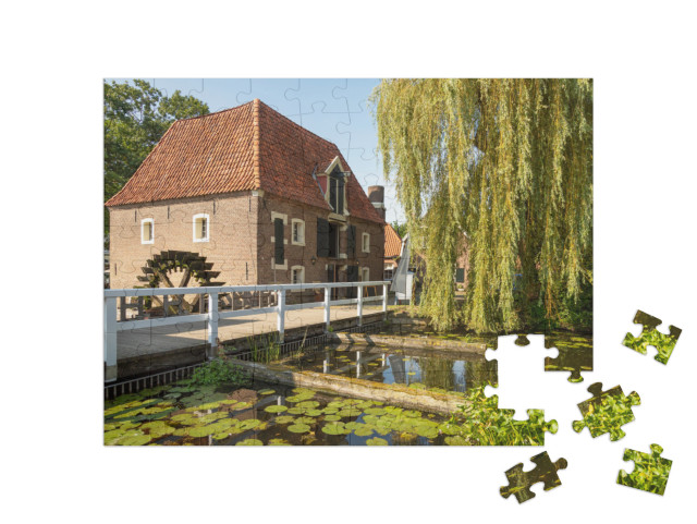 Puzzel 100 stukjes „Watermolen en sluis in het pittoreske dorpje Borculo in de Achterhoek“