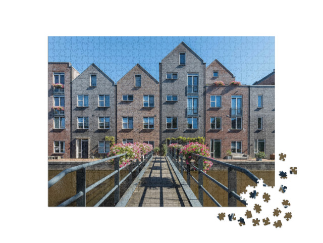 Puzzel 1000 stukjes „Moderne huizen langs de gracht in de nieuwe wijk Vathorst in Amersfoort“