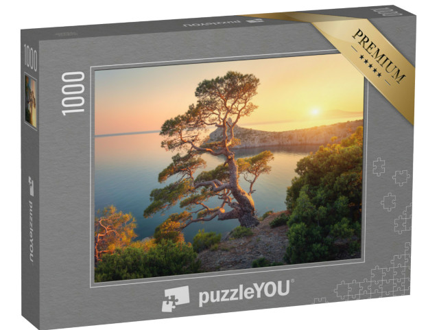 Puzzel 1000 stukjes „Boom op een berg aan zee bij zonsondergang“