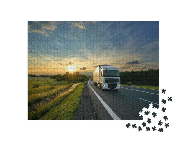 Puzzel 1000 stukjes „Witte vrachtwagen rijdt de zonsondergang tegemoet“