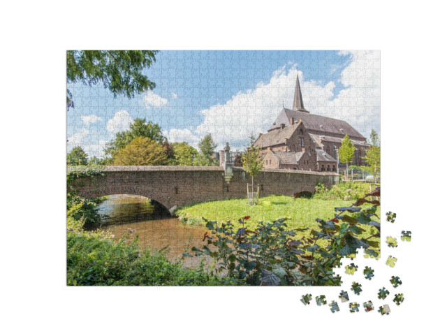 Puzzel 1000 stukjes „Stenen brug over de Schwalm in Swalmen met uitzicht op St. Lamb“