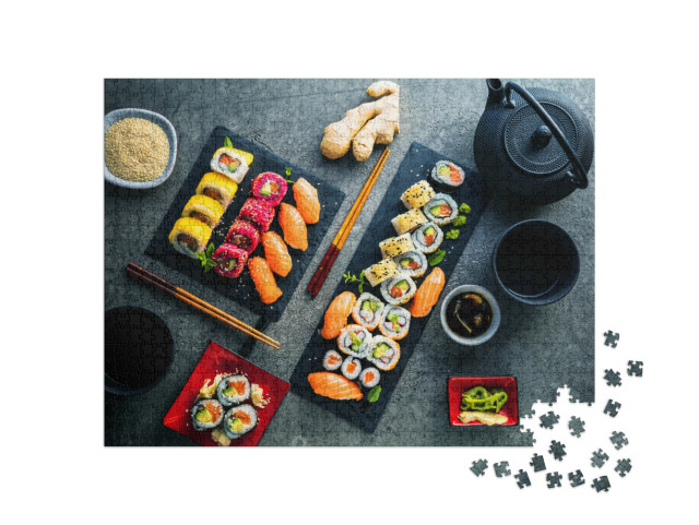 Puzzel 1000 stukjes „Maki en binnenstebuiten rollen met tonijn, zalm, garnalen en avocado“