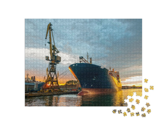 Puzzel 1000 stukjes „Vrachtschip in de haven bij zonsondergang, Gdansk, Polen.“