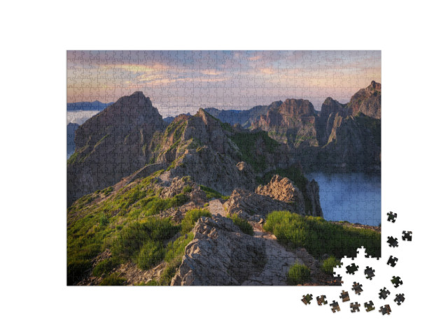Puzzel 1000 stukjes „Portugal, Madeira, Uitzicht op de bergen en rotsen bij de top van Arieiro“