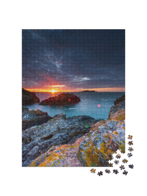 Puzzel 1000 stukjes „Schilderachtig eiland Ireland's Eye bij zonsondergang voor de kust van Ierland“