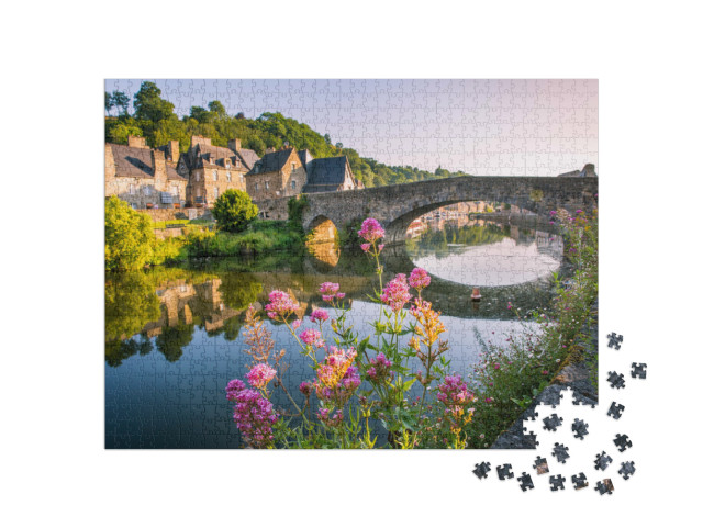 Puzzel 1000 stukjes „Middeleeuwse brug en stenen huizen aan de rivier de Rance, Bretagne, Frankrijk“