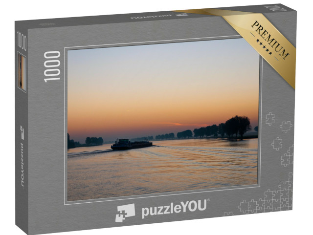 Puzzel 1000 stukjes „De Bergse Maas met een vrachtschip op de oever kort voor zonsopgang“