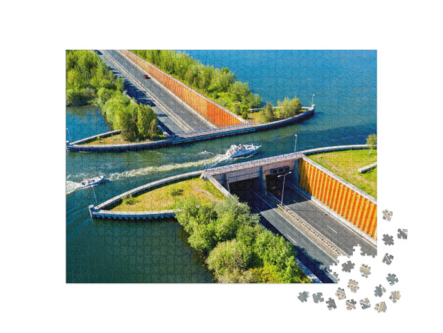 Puzzel 1000 stukjes „Aquadukt Veluwemeer, een zeilboot vaart op het meer boven de snelweg“