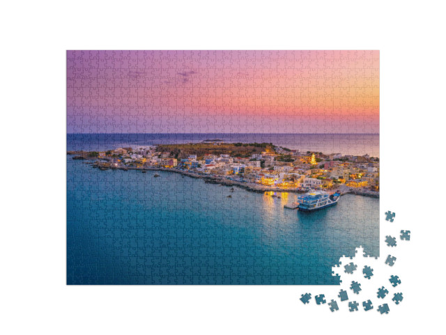 Puzzel 1000 stukjes „Uitzicht op het traditionele dorp Paleochora bij zonsondergang, Chania, Kreta“