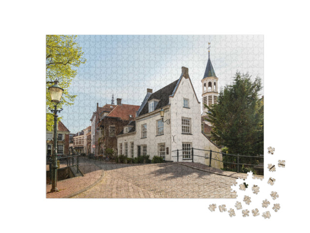 Puzzel 1000 stukjes „Straten in Amersfoort met historische grachtenpanden en de Elleboogkerk op de achtergrond“