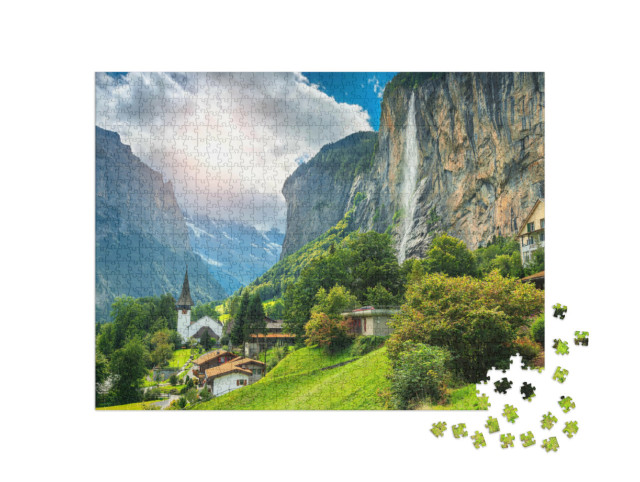 Puzzel 1000 stukjes „Pittoresk alpendorp met de Staubbach waterval, Lauterbrunnen, Zwitserland“