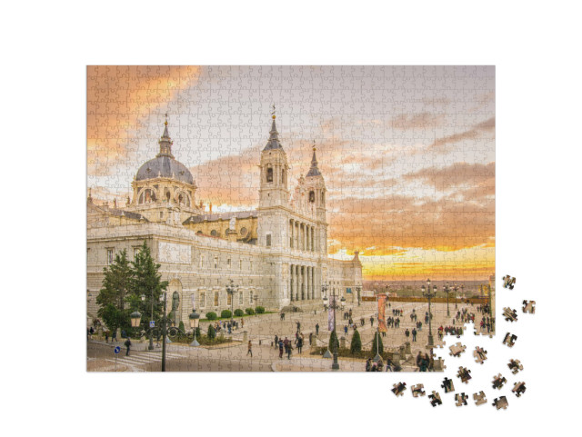 Puzzel 1000 stukjes „Veel moderne architectuur: Almudena kathedraal in Madrid, Spanje“