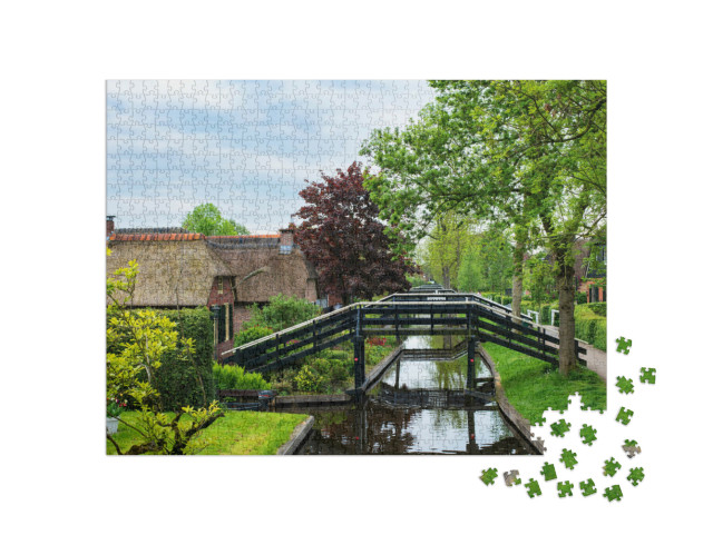 Puzzel 1000 stukjes „Uitzicht op het dorp Giethoorn, bekend als het "Venetië van het Noorden" in Nederland“