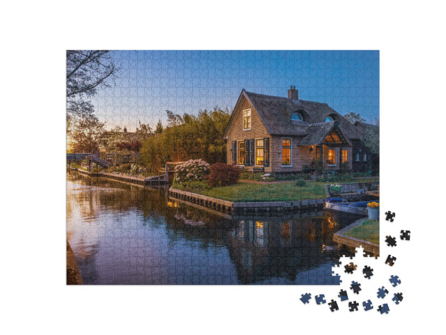 Puzzel 1000 stukjes „Prachtige zonsondergang over kanaal en pittoreske huizen, Giethoorn, Nederland“