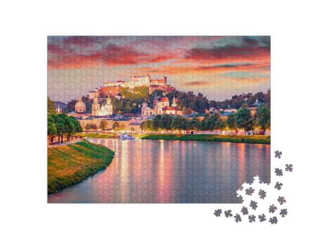 Puzzel 1000 stukjes „Zomeruitzicht op het historische centrum van Salzburg bij zonsondergang“