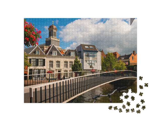 Puzzel 1000 stukjes „Straten langs de gracht van Leiden met zicht op een kerk, Provincie Zuid-Holland“