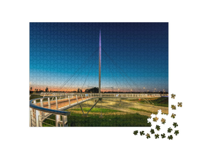 Puzzel 1000 stukjes „De Hovenring bij zonsondergang, een unieke brug die over de straten hangt“