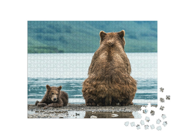 Puzzel 1000 stukjes „Een moederbeer met jong op het strand“