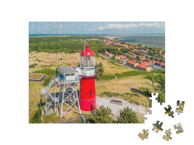 Puzzel 200 stukjes „Dronebeeld van het eiland Vlieland, met rode vuurtoren, Terschelling“